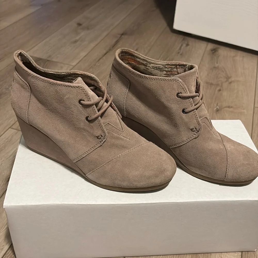 TOMS Women’s Taupe Suede Desert Wedge Size 9.5